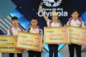 第20次攀登奧林匹亞峰總決賽冠軍阮氏秋姮（右二）高舉獎盃。（圖源：VTV News）