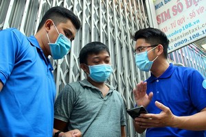 安樂A坊突擊組向民眾宣傳防疫知識。