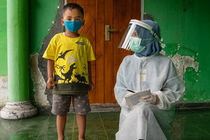 印尼中爪哇省，一名男童正在接受健康檢查。（圖源：兒基會）