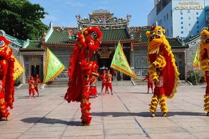 在義安會館廣場拍攝龍獅活動。