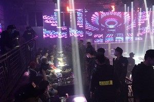 職能力量對“New Club”酒吧突檢時的現場。（圖源：美萍）
