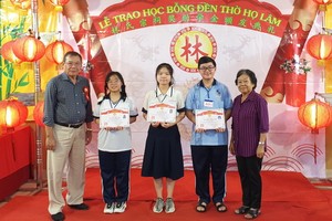 郡勵學會主席李金梅(右一)、常值副會長林晉章(左一)向３名市級優秀生頒發獎學金。