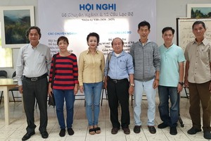 市美術協會主席阮春仙(左一)與華人美術俱樂部新一任期執委合照。