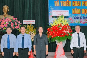 第五郡領導向郡教育科贈送鮮花祝賀。