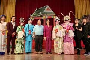 劉金華主席與丁文森會長勉勵各藝人與 歌手努力演出。