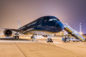 越航飛機準備就緒為乘客服務。（圖源：武俊）