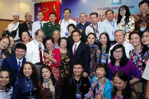 政府副總理武德膽（中）與各藝人合影。