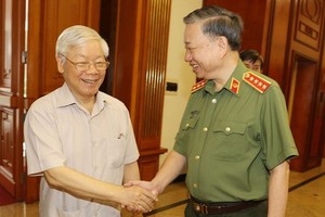 總書記、國家主席阮富仲（左）與公安部長蘇霖大將交談。（圖源：越通社）