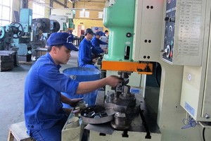 我國加強發展配套工業。