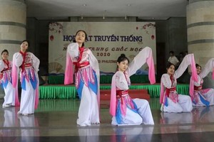 中華學大學生表演歌舞節目。