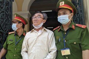 9月22日上午，法警把法院判刑後的阮卿押出法庭送往監獄服刑。（圖源：VOV）