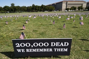 華盛頓國家廣場插國旗悼念20萬新冠逝者。（圖源：新華社）