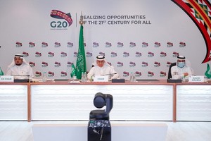 9月22日，在沙特阿拉伯利雅得，沙特商業部大臣馬吉德·卡薩比（中）和沙特投資部大臣哈立德·法利赫（左）出席二十國集團貿易和投資部長視頻會議。（圖源：推特）