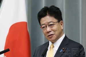日本官房長官加藤勝信23日在記者會上發言。（圖源：共同社）