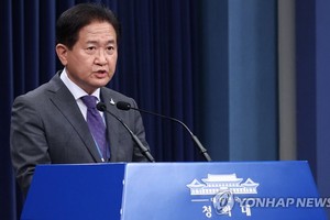 國家安全保障會議事務處長徐柱錫24日在記者會上發言。（圖源：韓聯社）