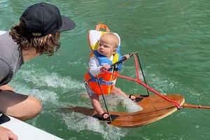 里奇獨自站在滑水板上乘風破浪。（圖源：互聯網）