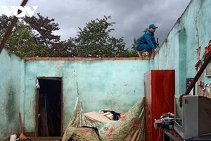 圖為被旋風掀頂的一間民房。（圖源：VOV）