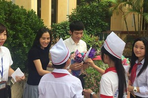 武氏蓉與陳越煌去年年在順化一所高中學校分享他們的經歷。