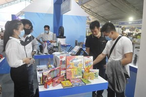 消費者在展會上選購國貨。（圖源：高升）