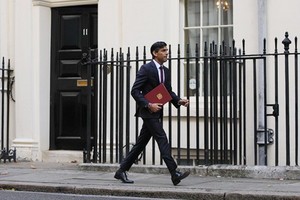 9月24日，英國財政大臣蘇納克離開倫敦唐寧街11號准備前往議會。（圖源：新華社）