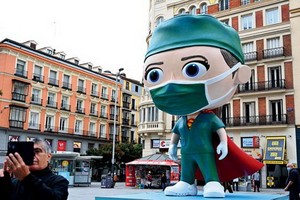 西班牙首都擺放6米高“超級衛士”致敬抗疫英雄。（圖源：互聯網）