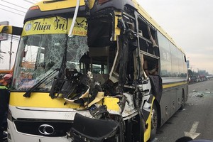 事故現場，客車頭部損壞變形。（圖源：曰放）