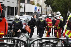 襲擊事件現場戒備森嚴，大批救援人員在現場排查。（圖源：Getty Images）