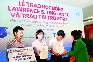 第十八次丁善理獎學金頒贈與2021年贊助金轉交儀式。（圖源：互聯網）