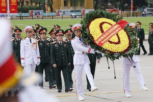 軍隊黨部大會代表團晉謁胡志明主席陵並敬獻花圈。（圖源：越通社）