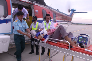 救援直升機趕赴長沙縣潘榮島展開救助，將病情危殆的腦血栓患者送往陸地救治。（圖源：VTV視頻截圖）