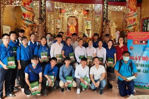 老撾大學生團在溫陵會館留影。