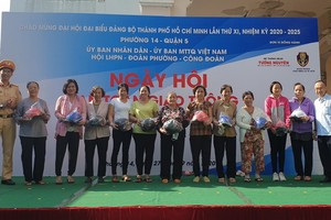 坊內各貧困戶獲贈送安全帽。