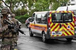 圖為巴黎持刀襲擊事件發生後，法國防暴警察和憲兵在案發現場附近持槍巡邏。（圖源：互聯網）