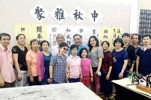 林漢城與學生們歡聚一堂。