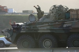 2020年9月27日，阿塞拜疆裝甲車上一名軍人向路邊民眾致意。（圖源：路透社）