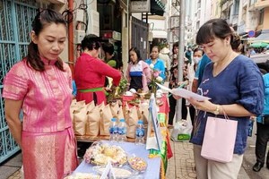 各國美食比賽及為窮人活動現場一瞥。