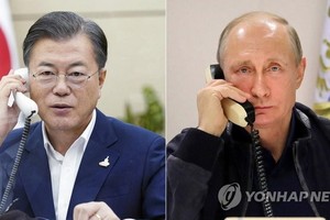 9月28日，在青瓦台，韓國總統文在寅（左）同俄羅斯總統普京通電話。（圖源：韓聯社）