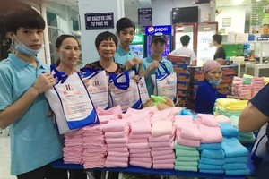 華人商販應氏蓮(左三)與志願者準備慈善禮物。