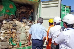 當地時間27日，斯里蘭卡海關表示，載有21個垃圾集裝箱的貨輪已於26日啟程前往英國。（圖源：推特）