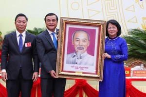 國家副主席鄧氏玉盛（右）向廣南省贈送胡伯伯肖像。（圖源：清德）