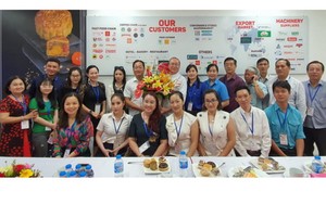 張國林書記(後排左五)送花藍給高肇力總經理(左六)及全體代表合照。