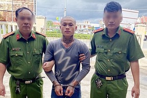 涉嫌殺人嫌犯郭文創（中）被逮捕。（圖源：D.T）