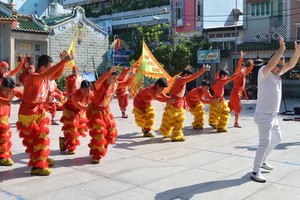 劉劍昌師傅指導舞獅技術。