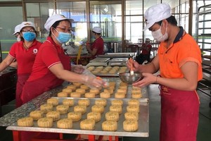 “Sunshine Food”公司人員與紅十字會志願者一起製造愛心月餅。