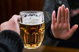 強迫喝酒者將被罰款。（示意圖源：互聯網） 