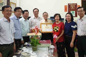 第十一郡及第六坊領導向王沛川校長祝壽、贈送禮物。