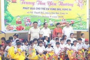 隆華堂龍獅團向清貧少兒贈送中秋禮物。