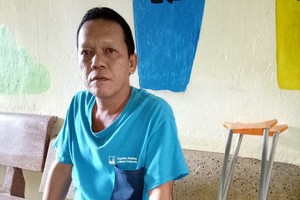 呂志安正等錢入院治病。