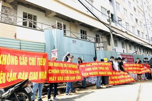 購房者聚集反對開發商違章加建行為。 