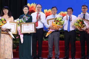 市領導向取得出色成績個人授予獎狀。（圖源：煌潮）